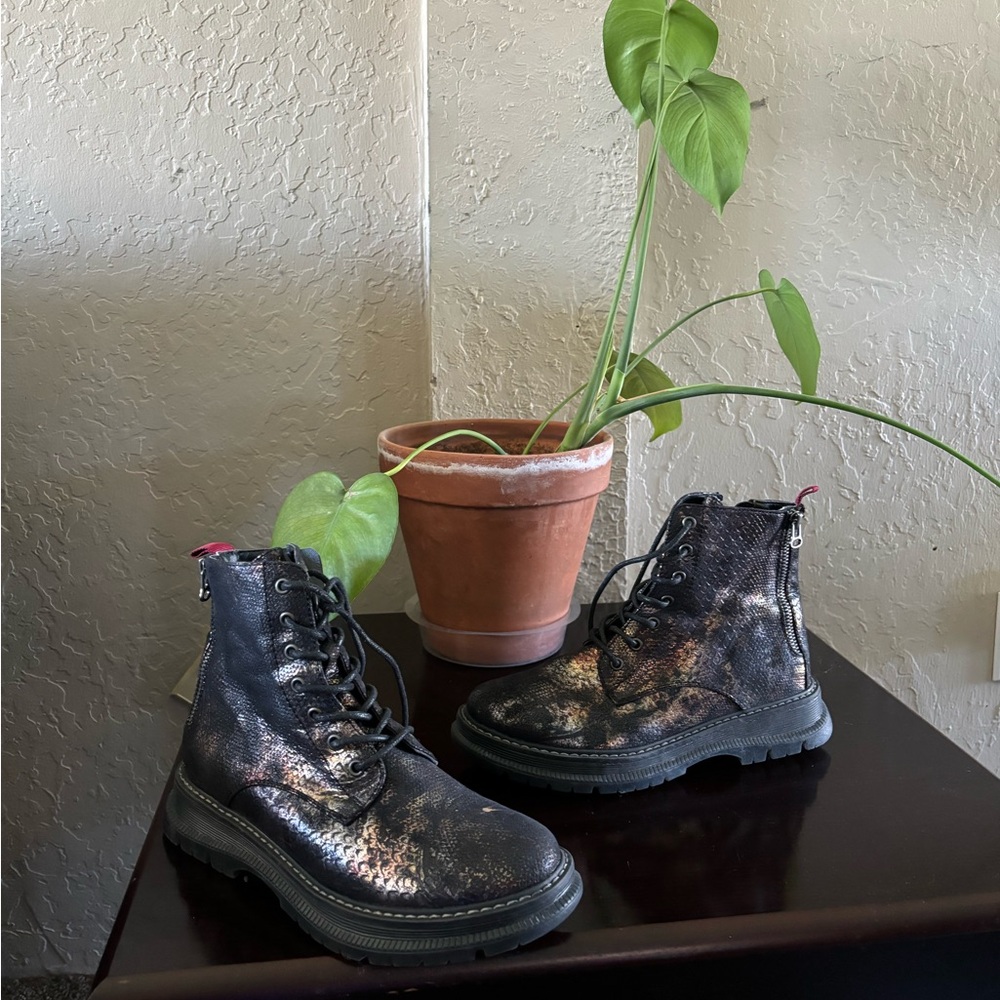 Combat boots